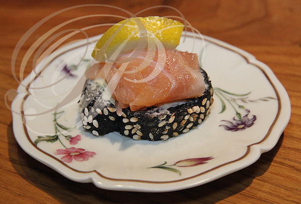 PAIN à l'encre de seiche et aux graines de sésame (Boulangerie DELMUR à Najac - 12) et saumon