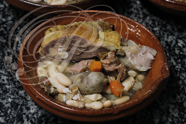 CASSOULET AUX TROIS VIANDES : porc, canard, agneau (avant cuisson) par Gérard Garrigues - Le Ménagier à Castelnau-de-Montmiral (81)