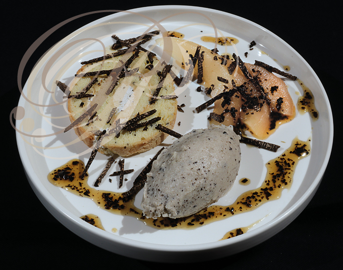 Biscuit roulé et crème glacée à la TRUFFE, poire pochée au sirop et sirop réduit à la truffe par Gérard Garigues (Le Ménagier à Castelnau-de-Montmiral - 81)