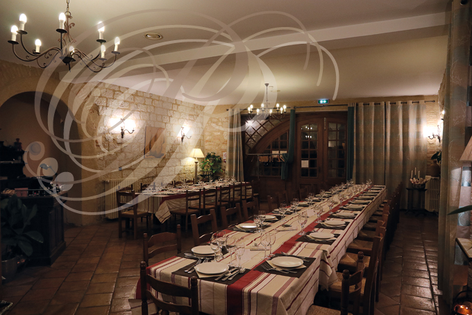 CASTELNAU_DE_MONTMIRAL_restaurant_Le_Menagier_de_Gerard_Garrigues_tables_mises_pour_le_tue_cochon.jpg