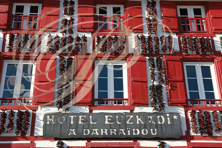 ESPELETTE_facade_decoree_de_piments_hotel_Euzkadi_.jpg