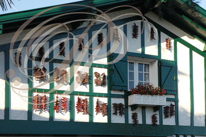 ESPELETTE - façade couverte de piments 