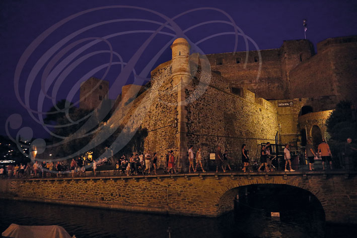 COLLIOURE vue de nuit - le Château Royal dominant le quai de l'Amirauté