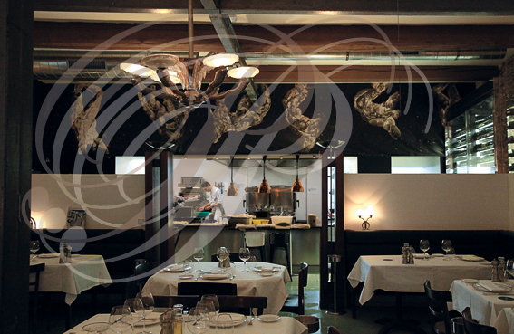 THE_MARCEL_la_salle_de_restaurant_vue_sur_la_cuisine.jpg