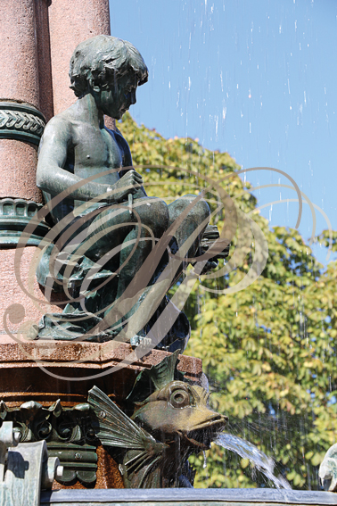 LIMOGES_Place_Leon_Betoulle_la_fontaine_en_porcelaine_detail_statue.jpg