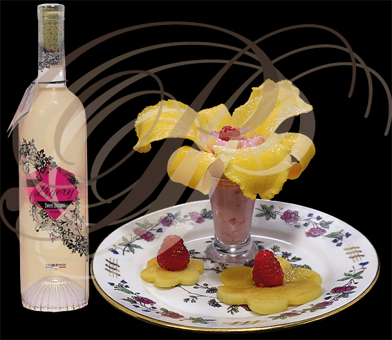 Fleur d'HÉMÉROCALLE farcie, mangue et framboises accompagnée de vin LIGERY